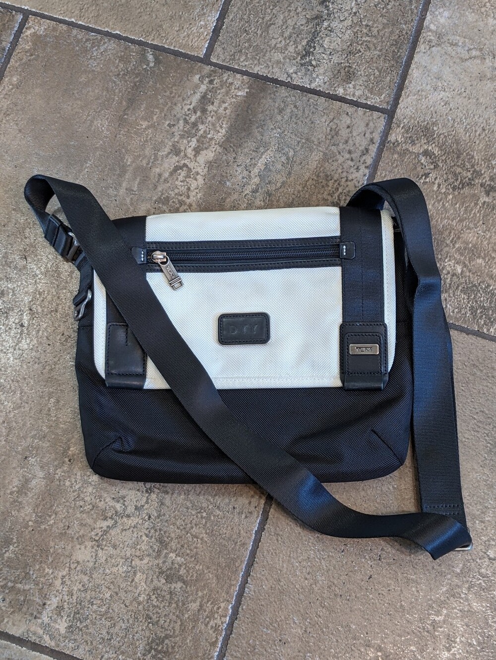 Tumi Alpha Bravo Beale Mini Messenger Crossbody Bag Unisex Black 🖤 And Cream